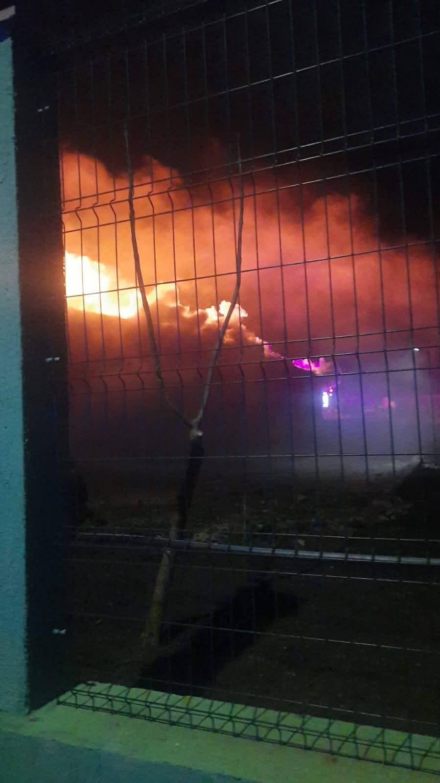 Incendiu puternic la o cabană vânătorească din Constanța. Pompierii intervin cu mai multe autospeciale 963511