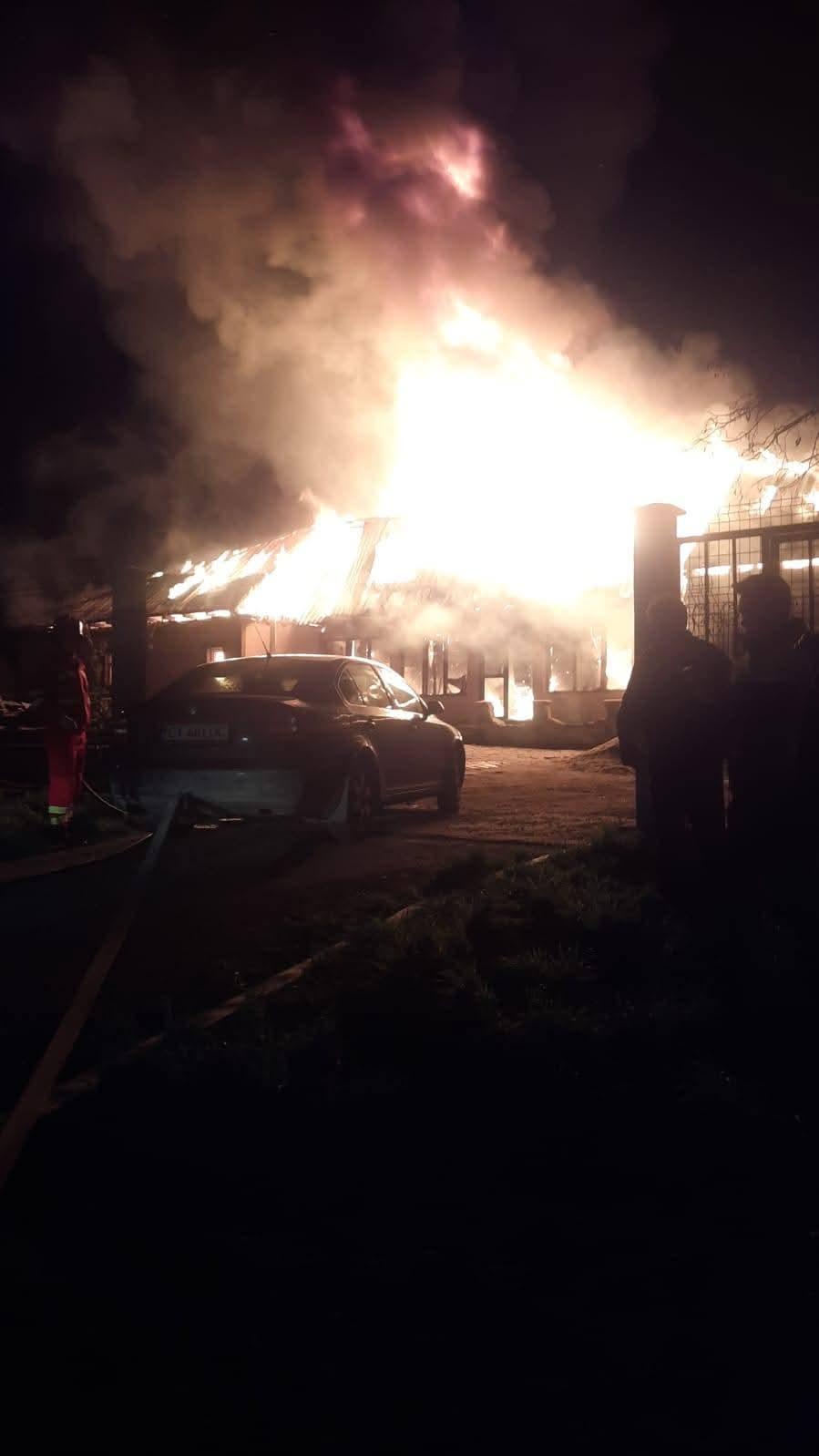 Incendiu puternic la o cabană vânătorească din Constanța. Pompierii intervin cu mai multe autospeciale 963512