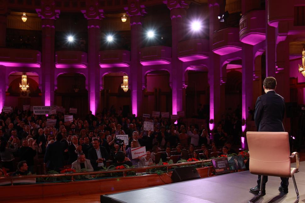 Din culisele dezbaterii-maraton „Un președinte în fața Națiunii”. Crin Antonescu și Nicușor Dan, în cea mai tensionată zi de campanie 963855