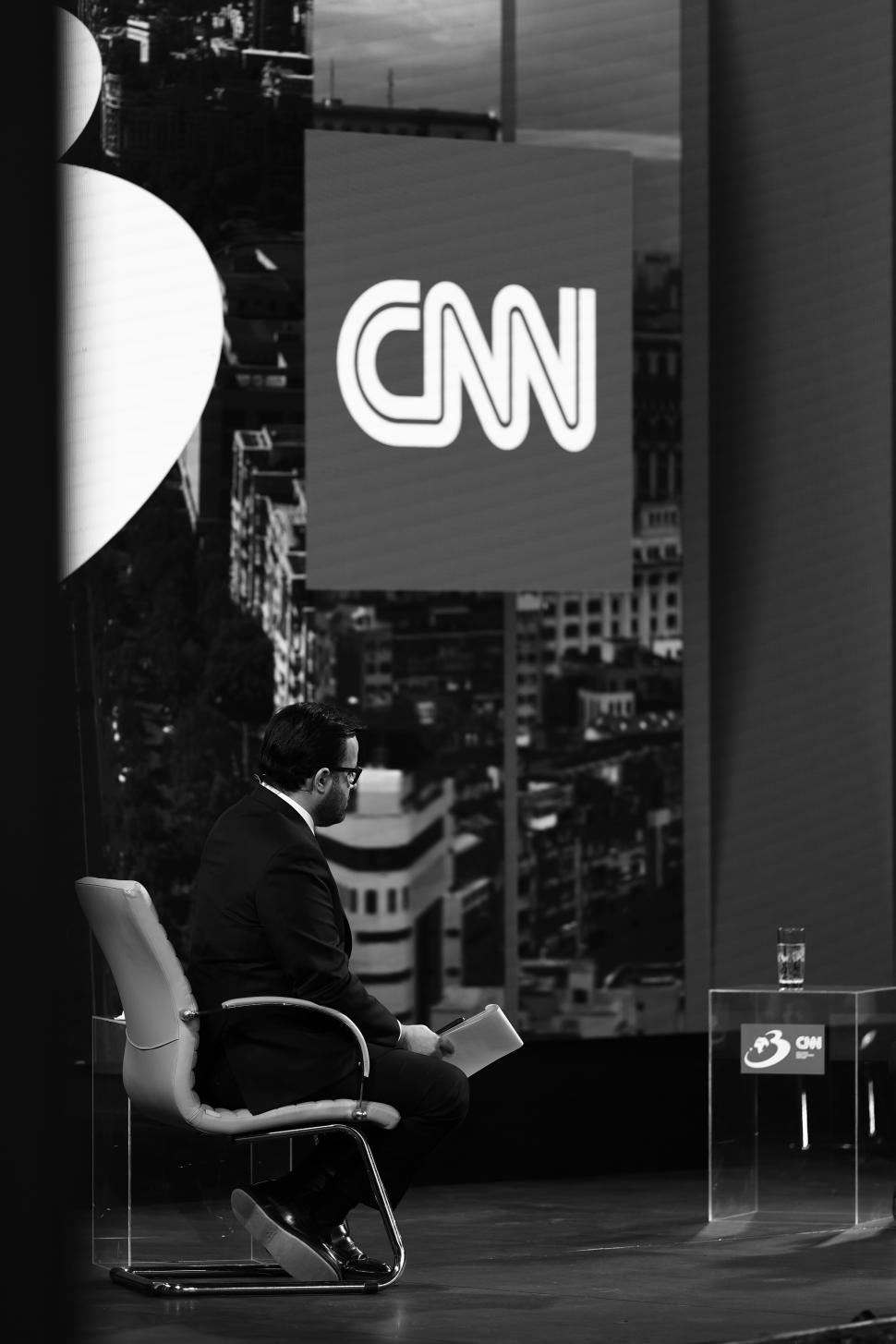 Din culisele dezbaterii-maraton „Un președinte în fața Națiunii”. Crin Antonescu și Nicușor Dan, în cea mai tensionată zi de campanie 963912