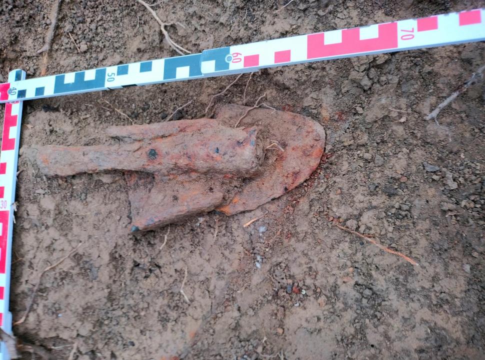 Un profesor a găsit arme şi unelte agricole de fier din perioada medievală într-o pădure din Prahova 963648