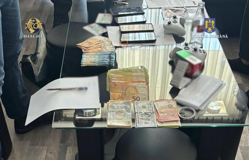 Imagini spectaculoase cu trupele speciale care descind într-o clădire de birouri din București la o grupare de brokeri falși 964074