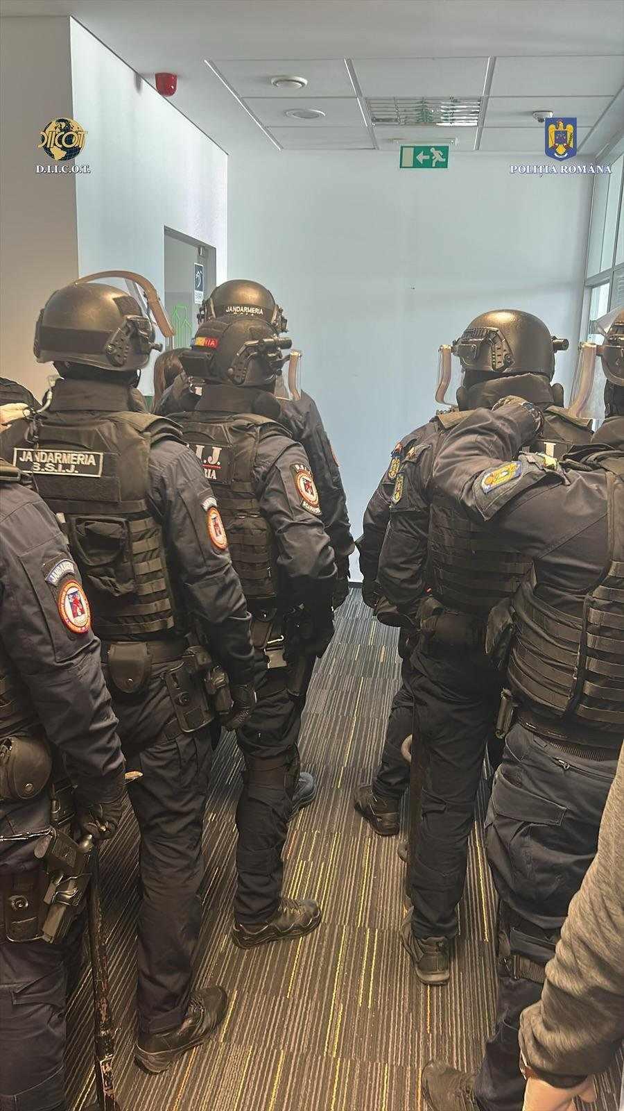 Imagini spectaculoase cu trupele speciale care descind într-o clădire de birouri din București la o grupare de brokeri falși 964075