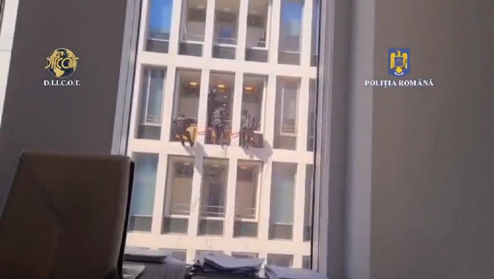 Imagini spectaculoase cu trupele speciale care descind într-o clădire de birouri din București la o grupare de brokeri falși 964077