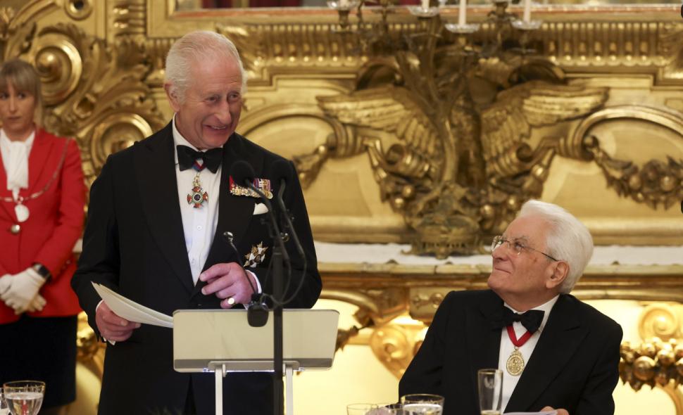 Ţinute şi meniul de la dineul oficial oferit de preşedintele Italiei pentru Regele Charles. De ce nu a purtat regina o tiară 964092