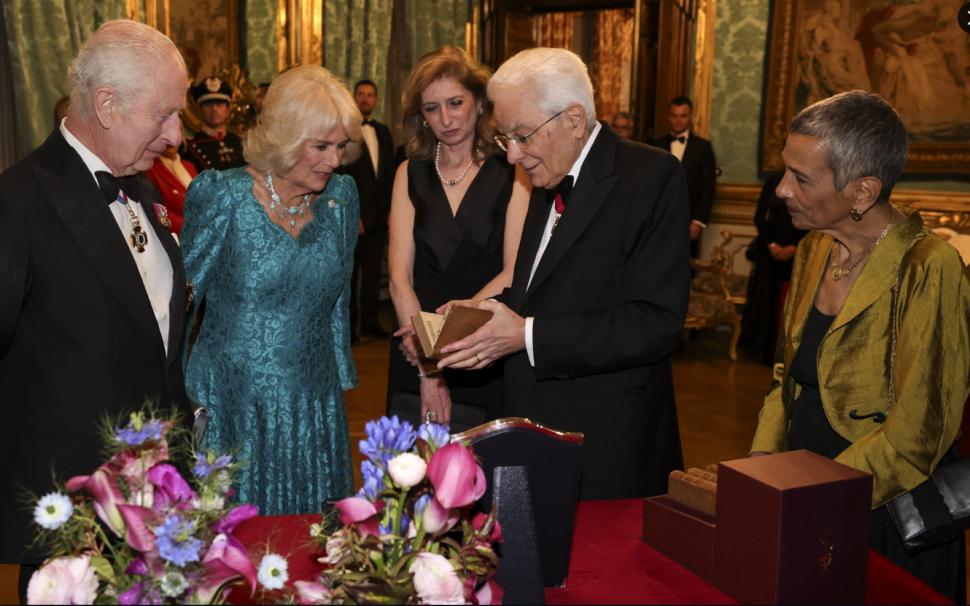 Ţinute şi meniul de la dineul oficial oferit de preşedintele Italiei pentru Regele Charles. De ce nu a purtat regina o tiară 964094