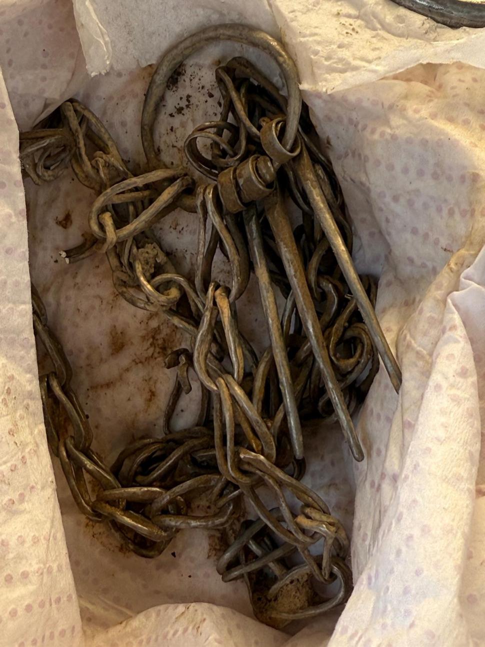 Un tezaur dacic cu podoabe din argint a fost găsit cu detectorul de metale în Mureș. Piesele erau purtate de un personaj de vază 964120