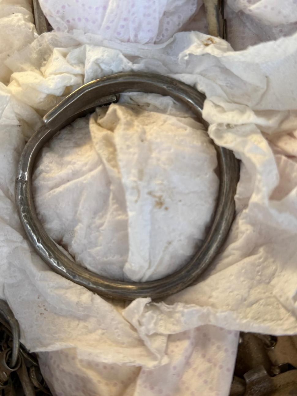 Un tezaur dacic cu podoabe din argint a fost găsit cu detectorul de metale în Mureș. Piesele erau purtate de un personaj de vază 964121