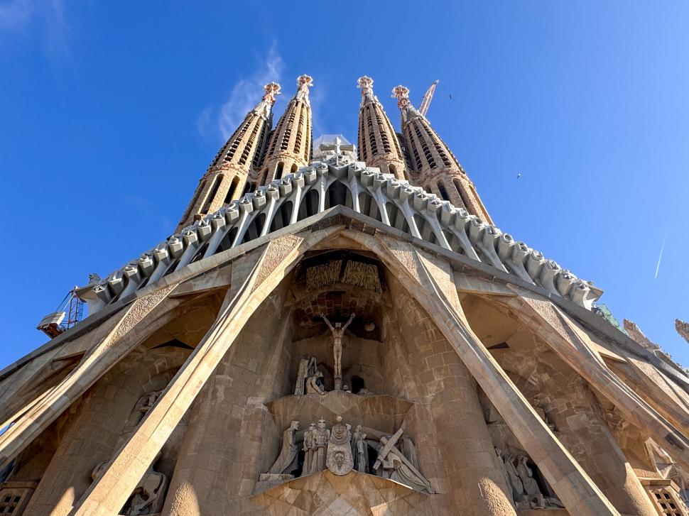 Dacă visați la un selfie la Sagrada Familia, asta nu va mai fi posibil. Barcelona ia o nouă măsură care îi va enerva pe turiști 964327