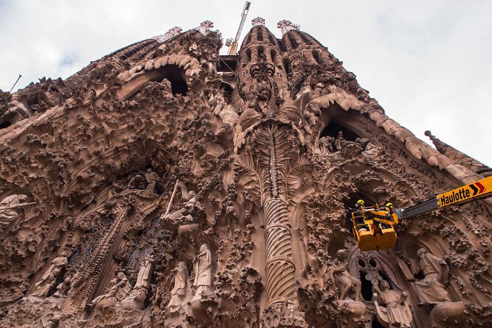 Dacă visați la un selfie la Sagrada Familia, asta nu va mai fi posibil. Barcelona ia o nouă măsură care îi va enerva pe turiști 964329