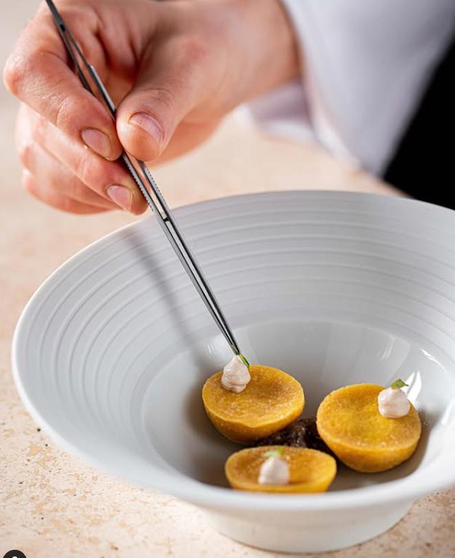 Un restaurant te plătește cu 1.000 de euro pentru degustarea unei cine gourmet cu 10 feluri de mâncare 963405