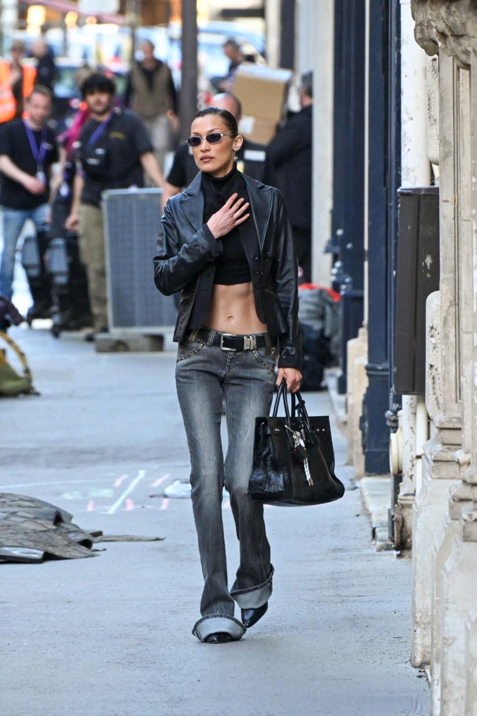 Bella Hadid, plină de „sânge” pe străzile din Paris: Supermodelul a fost fotografiat făcând cascadorii pe motor, iar fanii s-au speriat 964834