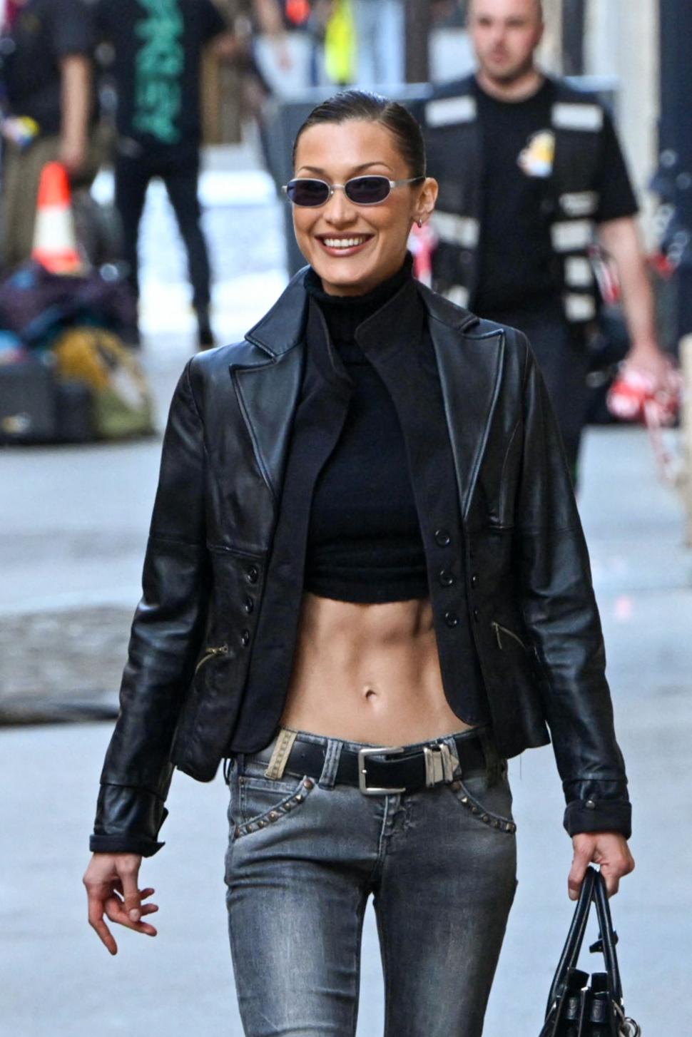 Bella Hadid, plină de „sânge” pe străzile din Paris: Supermodelul a fost fotografiat făcând cascadorii pe motor, iar fanii s-au speriat 964836