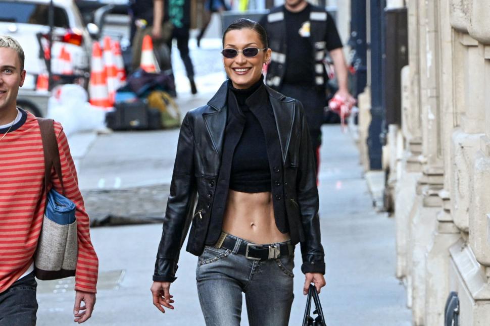 Bella Hadid, plină de „sânge” pe străzile din Paris: Supermodelul a fost fotografiat făcând cascadorii pe motor, iar fanii s-au speriat 964837
