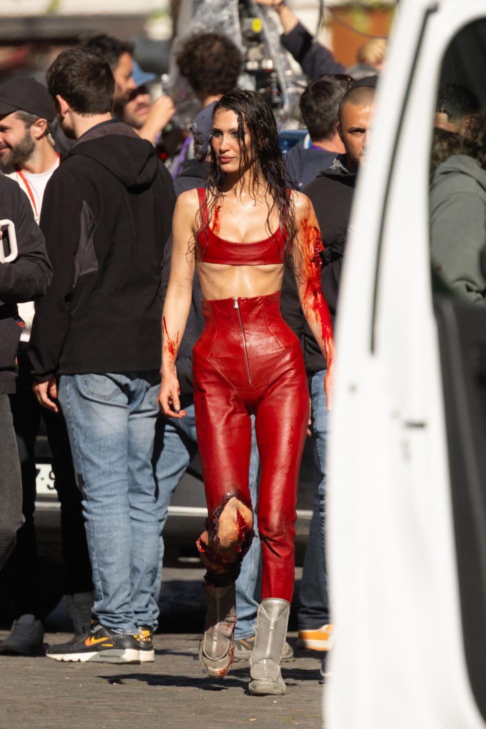Bella Hadid, plină de „sânge” pe străzile din Paris: Supermodelul a fost fotografiat făcând cascadorii pe motor, iar fanii s-au speriat 964841