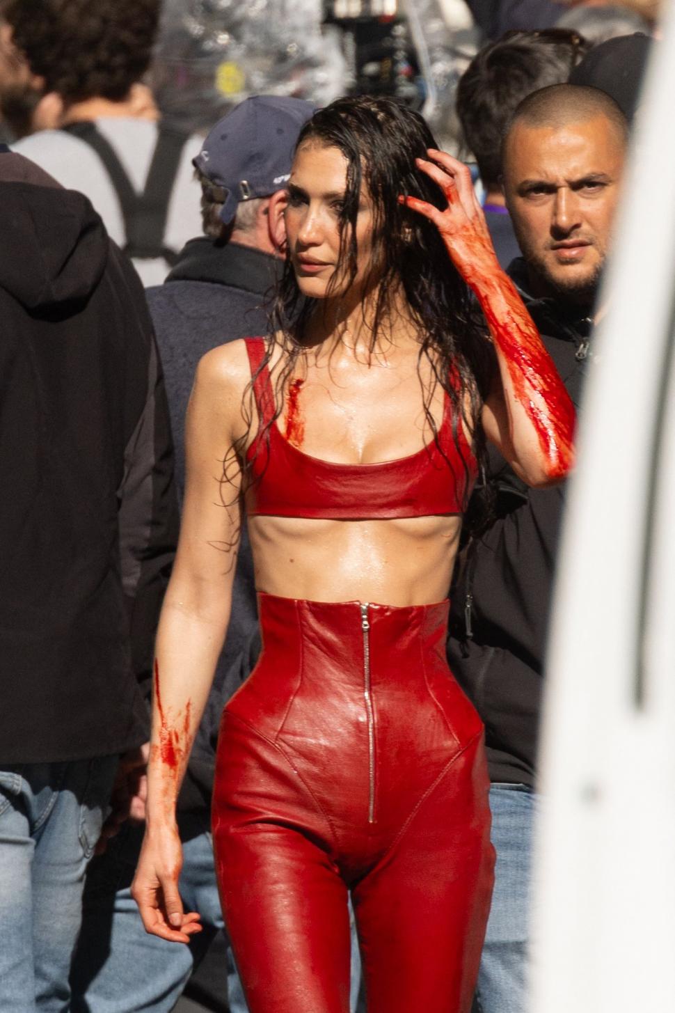 Bella Hadid, plină de „sânge” pe străzile din Paris: Supermodelul a fost fotografiat făcând cascadorii pe motor, iar fanii s-au speriat 964842