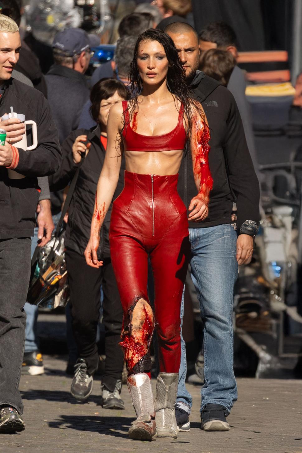 Bella Hadid, plină de „sânge” pe străzile din Paris: Supermodelul a fost fotografiat făcând cascadorii pe motor, iar fanii s-au speriat 964843