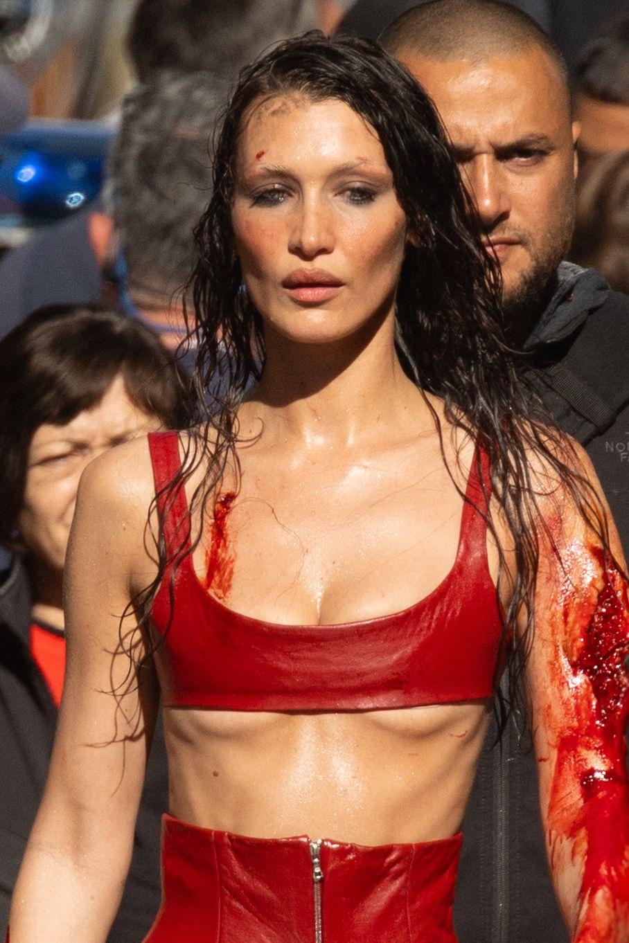 Bella Hadid, plină de „sânge” pe străzile din Paris: Supermodelul a fost fotografiat făcând cascadorii pe motor, iar fanii s-au speriat 964844