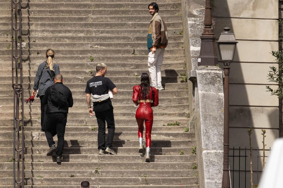 Bella Hadid, plină de „sânge” pe străzile din Paris: Supermodelul a fost fotografiat făcând cascadorii pe motor, iar fanii s-au speriat 964848