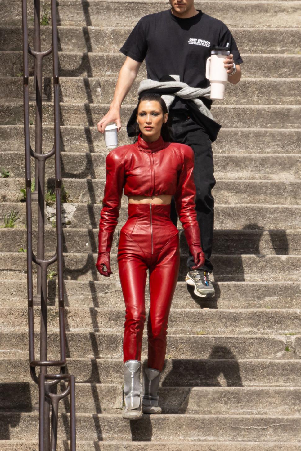 Bella Hadid, plină de „sânge” pe străzile din Paris: Supermodelul a fost fotografiat făcând cascadorii pe motor, iar fanii s-au speriat 964849