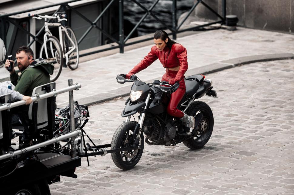 Bella Hadid, plină de „sânge” pe străzile din Paris: Supermodelul a fost fotografiat făcând cascadorii pe motor, iar fanii s-au speriat 964850