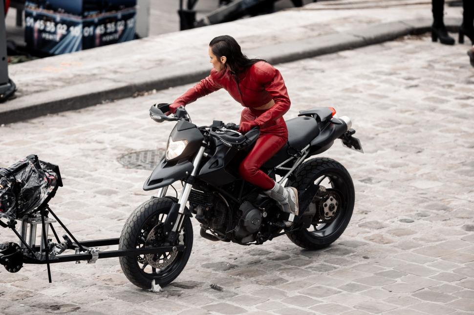 Bella Hadid, plină de „sânge” pe străzile din Paris: Supermodelul a fost fotografiat făcând cascadorii pe motor, iar fanii s-au speriat 964851