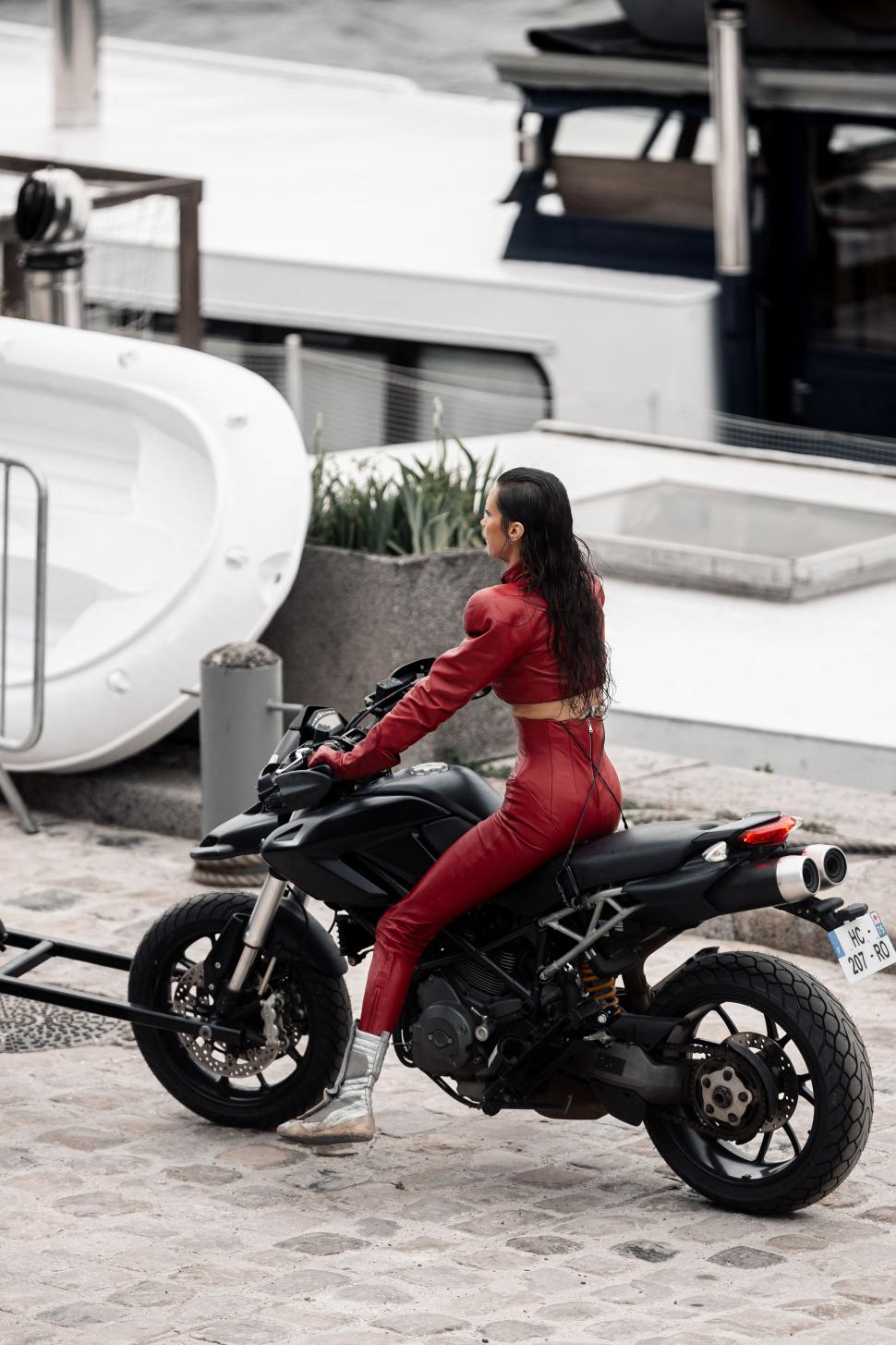 Bella Hadid, plină de „sânge” pe străzile din Paris: Supermodelul a fost fotografiat făcând cascadorii pe motor, iar fanii s-au speriat 964852