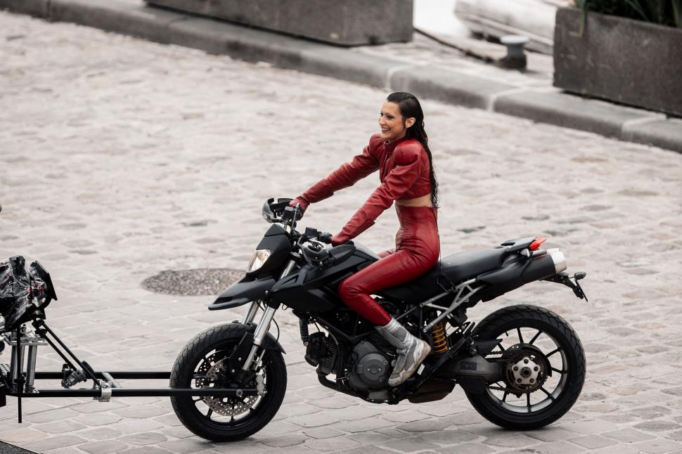Bella Hadid, plină de „sânge” pe străzile din Paris: Supermodelul a fost fotografiat făcând cascadorii pe motor, iar fanii s-au speriat 964853