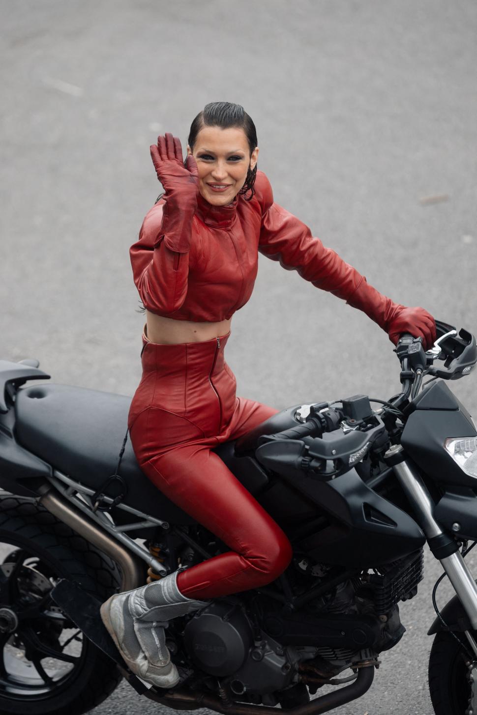 Bella Hadid, plină de „sânge” pe străzile din Paris: Supermodelul a fost fotografiat făcând cascadorii pe motor, iar fanii s-au speriat 964854