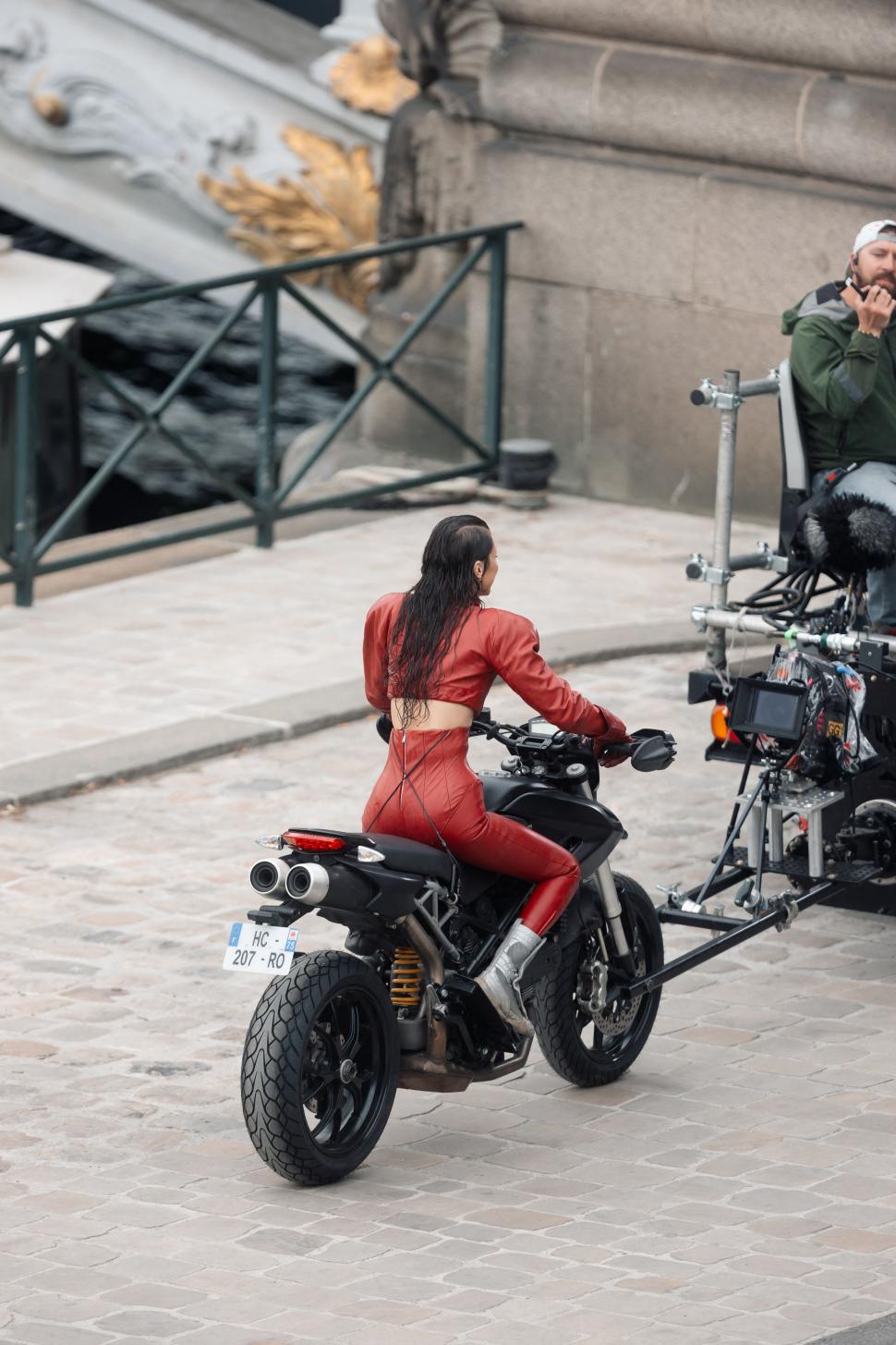 Bella Hadid, plină de „sânge” pe străzile din Paris: Supermodelul a fost fotografiat făcând cascadorii pe motor, iar fanii s-au speriat 964856