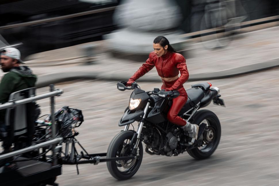 Bella Hadid, plină de „sânge” pe străzile din Paris: Supermodelul a fost fotografiat făcând cascadorii pe motor, iar fanii s-au speriat 964857