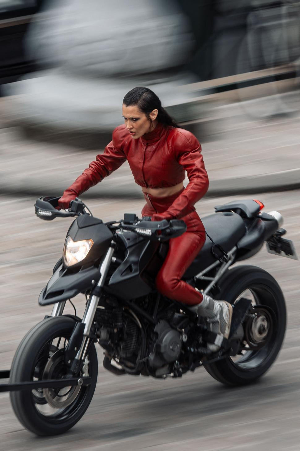 Bella Hadid, plină de „sânge” pe străzile din Paris: Supermodelul a fost fotografiat făcând cascadorii pe motor, iar fanii s-au speriat 964858