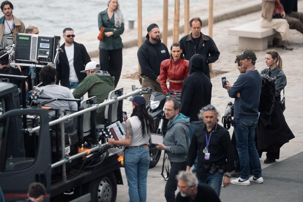 Bella Hadid, plină de „sânge” pe străzile din Paris: Supermodelul a fost fotografiat făcând cascadorii pe motor, iar fanii s-au speriat 964859