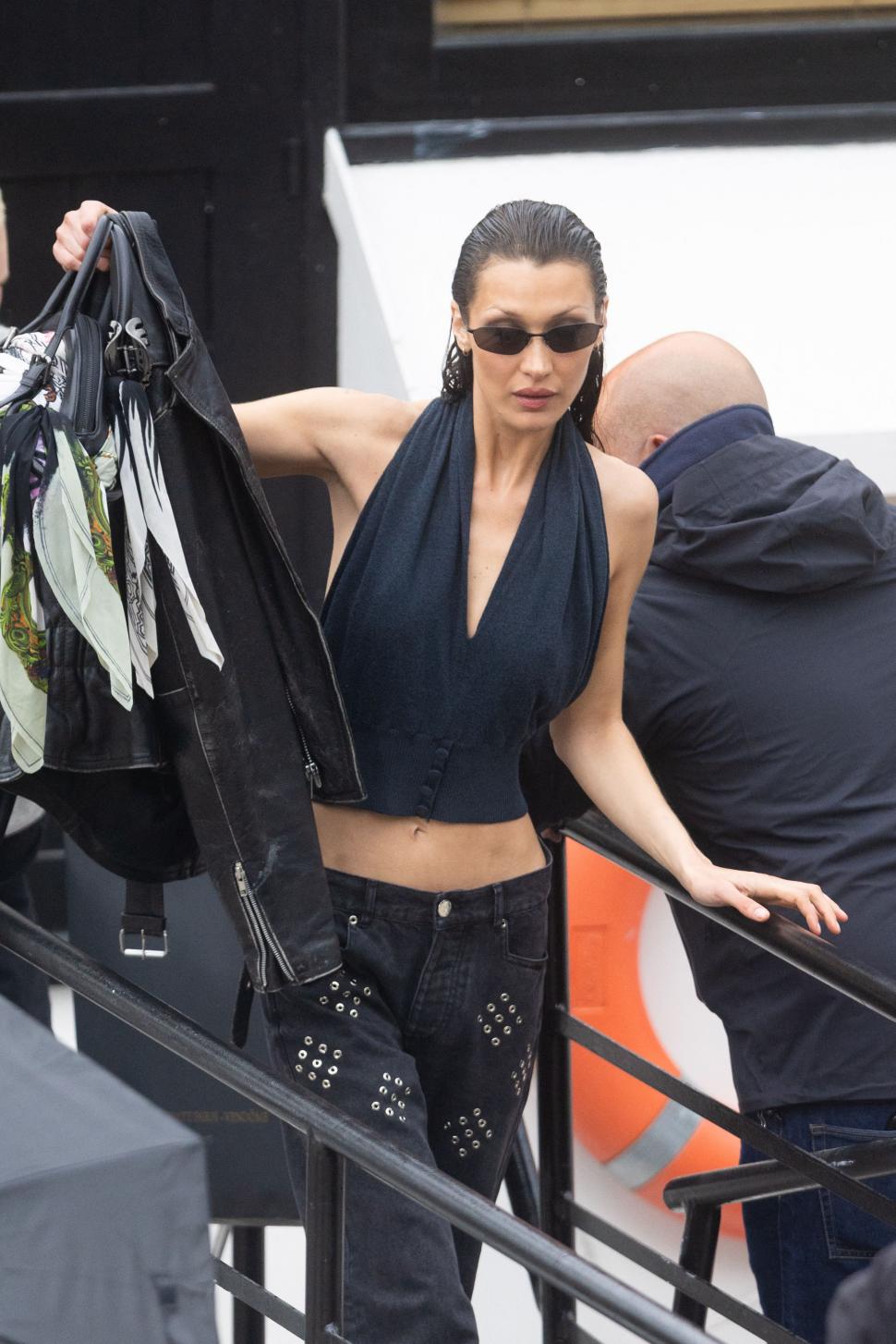 Bella Hadid, plină de „sânge” pe străzile din Paris: Supermodelul a fost fotografiat făcând cascadorii pe motor, iar fanii s-au speriat 964860