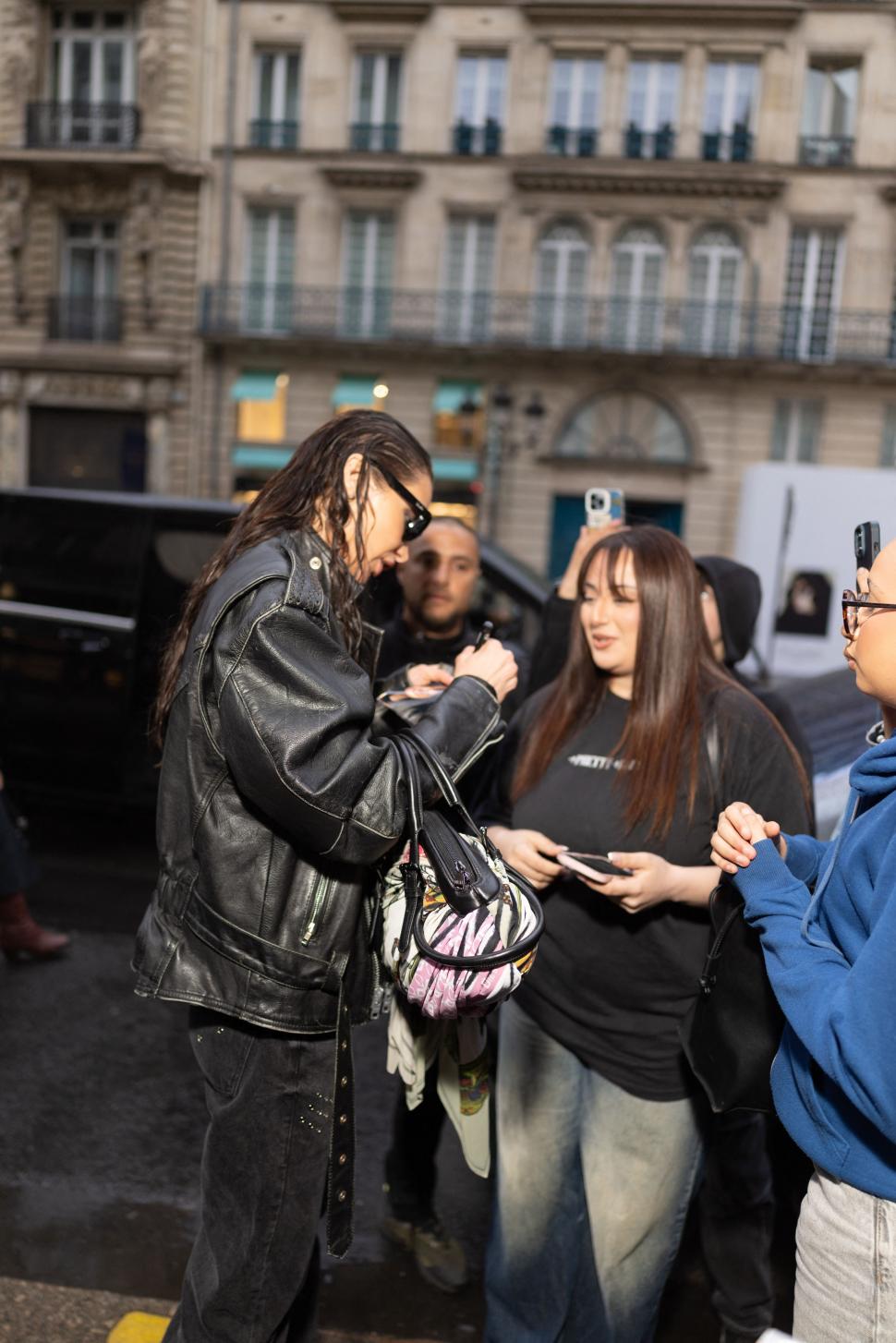 Bella Hadid, plină de „sânge” pe străzile din Paris: Supermodelul a fost fotografiat făcând cascadorii pe motor, iar fanii s-au speriat 964863