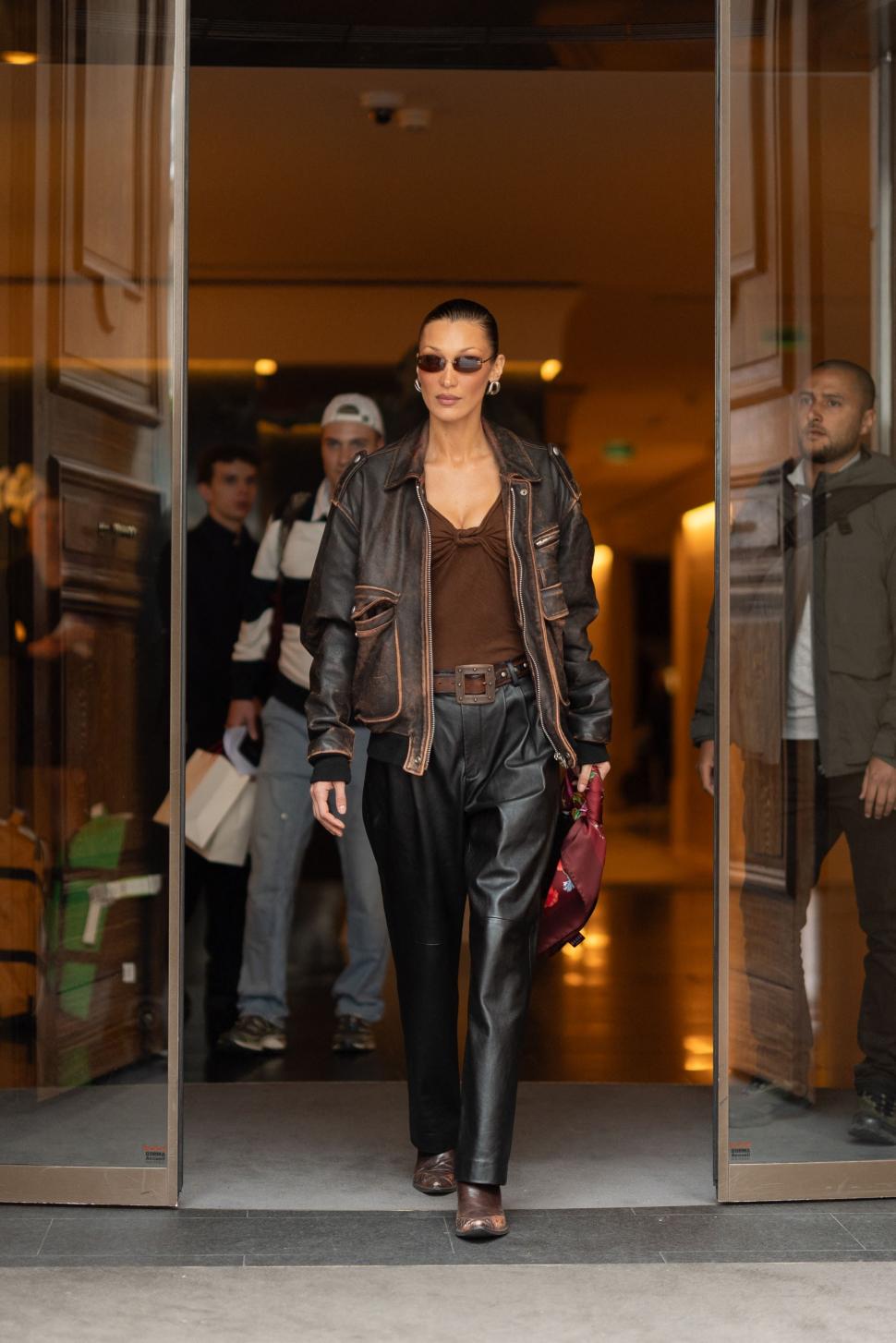 Bella Hadid, plină de „sânge” pe străzile din Paris: Supermodelul a fost fotografiat făcând cascadorii pe motor, iar fanii s-au speriat 964864