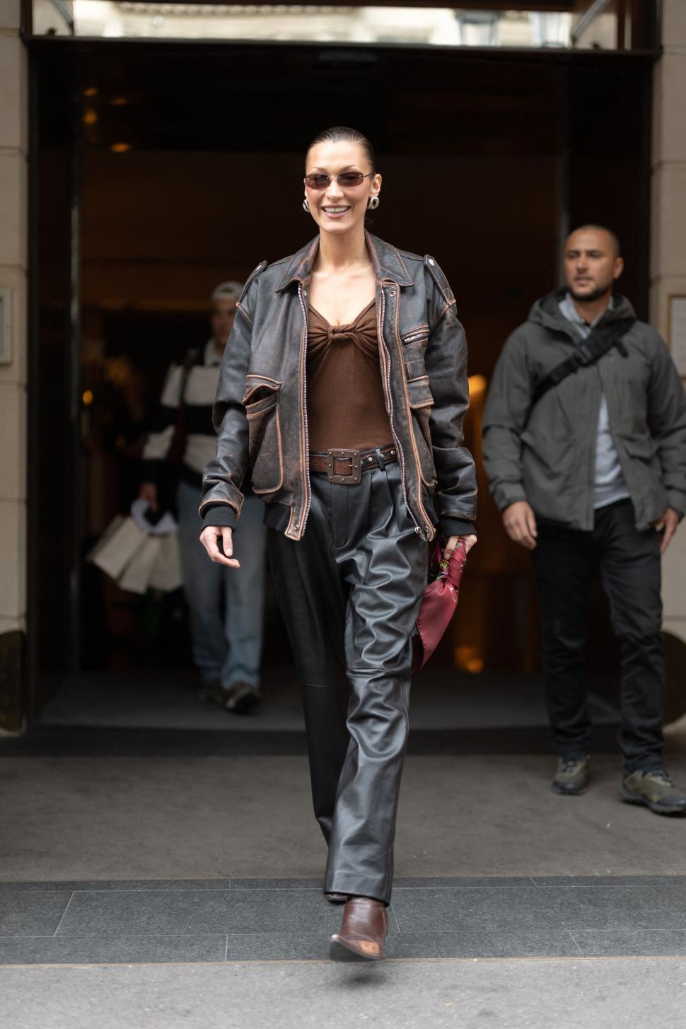 Bella Hadid, plină de „sânge” pe străzile din Paris: Supermodelul a fost fotografiat făcând cascadorii pe motor, iar fanii s-au speriat 964865