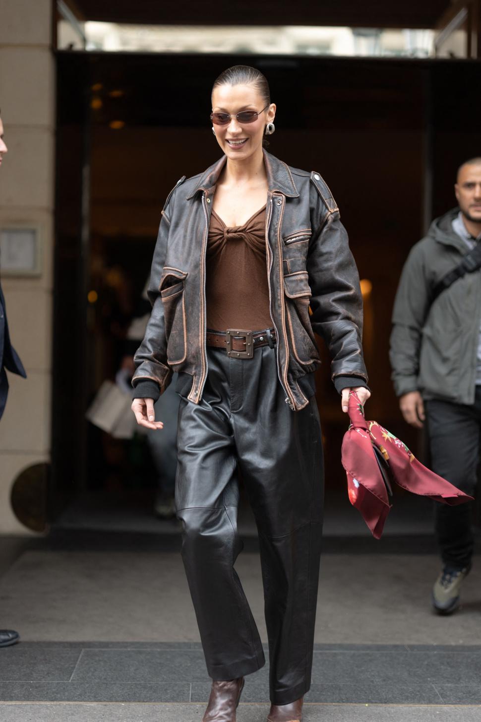 Bella Hadid, plină de „sânge” pe străzile din Paris: Supermodelul a fost fotografiat făcând cascadorii pe motor, iar fanii s-au speriat 964866