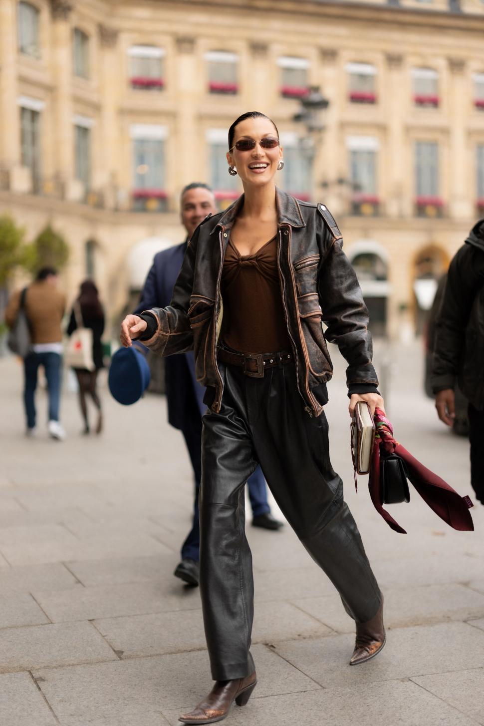 Bella Hadid, plină de „sânge” pe străzile din Paris: Supermodelul a fost fotografiat făcând cascadorii pe motor, iar fanii s-au speriat 964867