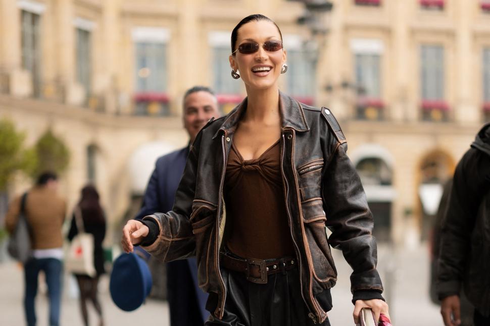 Bella Hadid, plină de „sânge” pe străzile din Paris: Supermodelul a fost fotografiat făcând cascadorii pe motor, iar fanii s-au speriat 964868