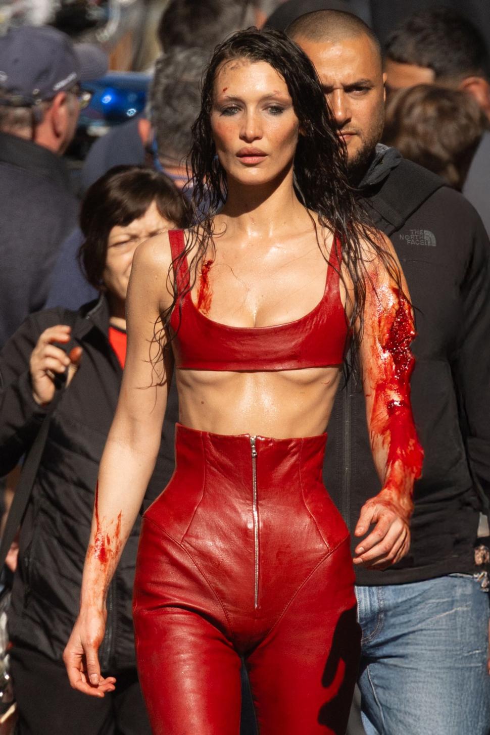 Bella Hadid, plină de „sânge” pe străzile din Paris: Supermodelul a fost fotografiat făcând cascadorii pe motor, iar fanii s-au speriat 964869