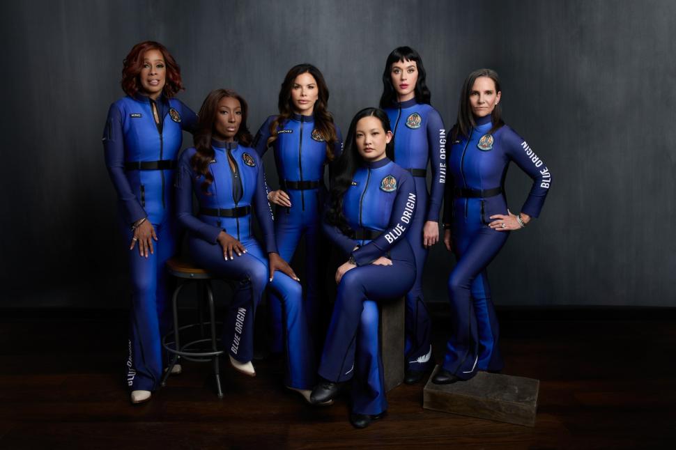 Primul zbor în spațiu doar cu femei: Capsula Blue Origin, în care s-au aflat logodnica lui Bezos și Katy Perry, s-a întors pe Pământ 964606