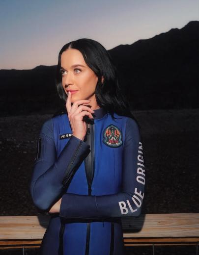 Primul zbor în spațiu doar cu femei: Capsula Blue Origin, în care s-au aflat logodnica lui Bezos și Katy Perry, s-a întors pe Pământ 964614