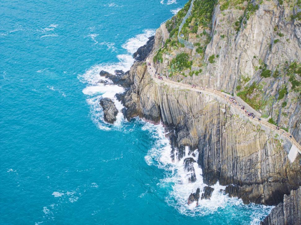 O destinație de vacanță preferată de români îi amendează cu până la 2.500 de euro pe turiștii care se duc acolo în șlapi 964733