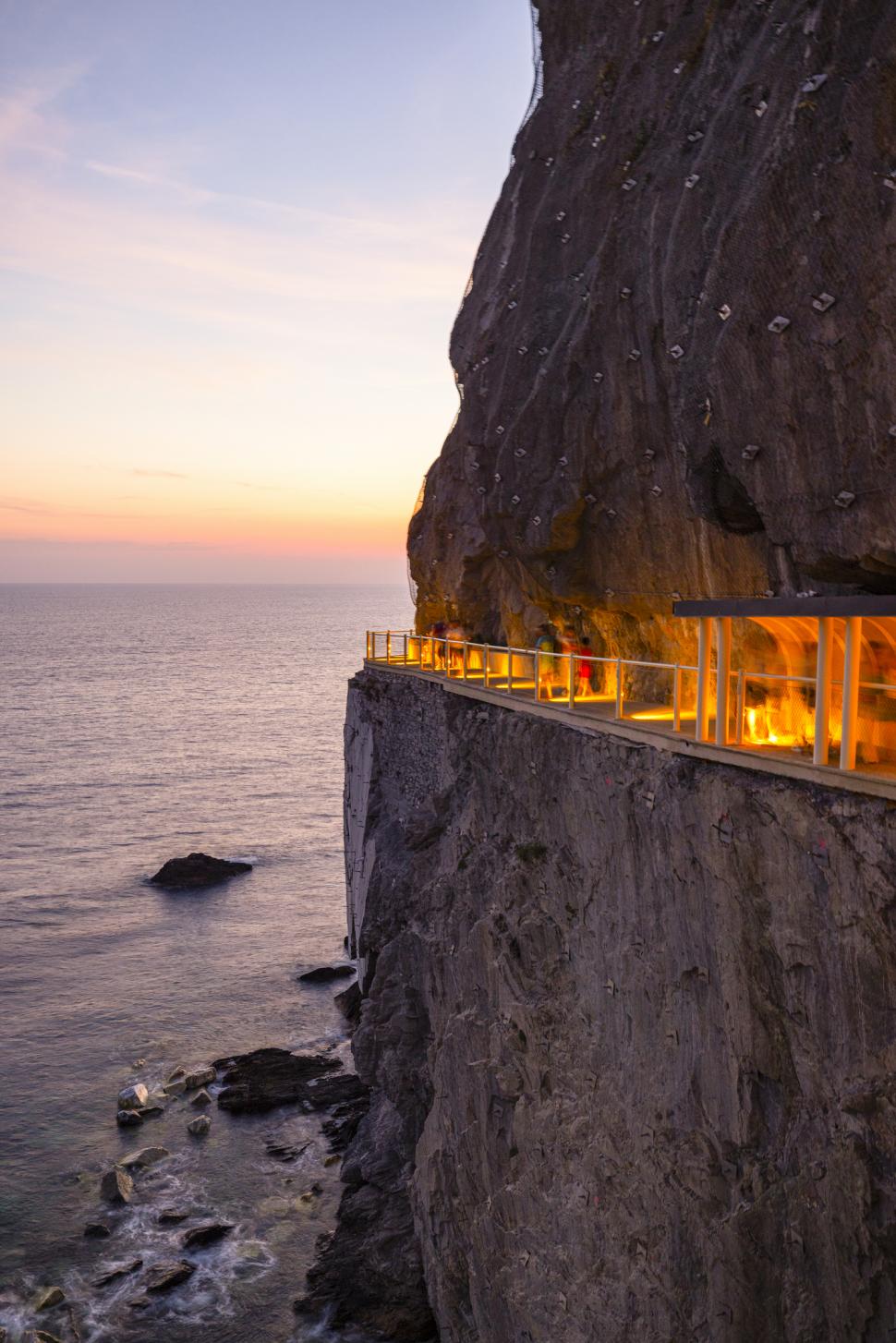 O destinație de vacanță preferată de români îi amendează cu până la 2.500 de euro pe turiștii care se duc acolo în șlapi 964736