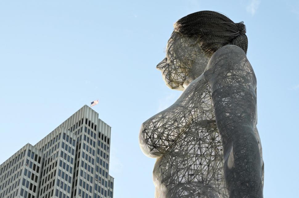 O femeie nud gigantică a apărut într-o piață publică din San Francisco și a iscat un val de revoltă 964647