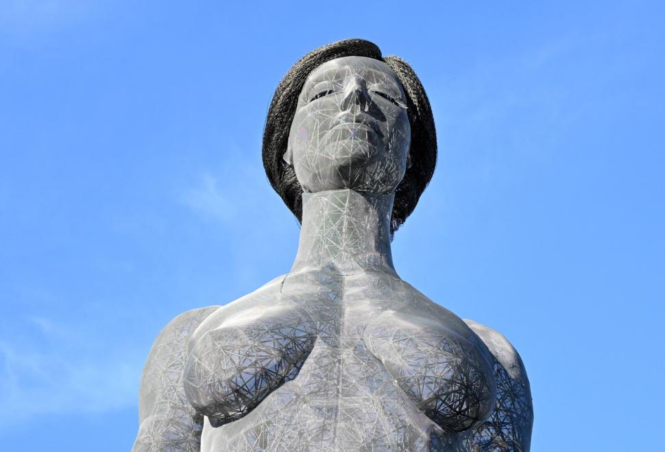 O femeie nud gigantică a apărut într-o piață publică din San Francisco și a iscat un val de revoltă 964648