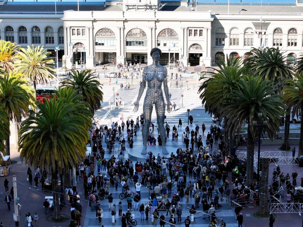 O femeie nud gigantică a apărut într-o piață publică din San Francisco și a iscat un val de revoltă 964649