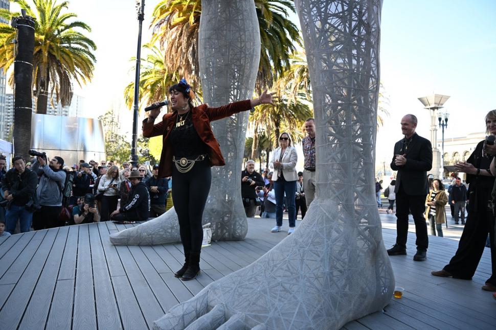 O femeie nud gigantică a apărut într-o piață publică din San Francisco și a iscat un val de revoltă 964650