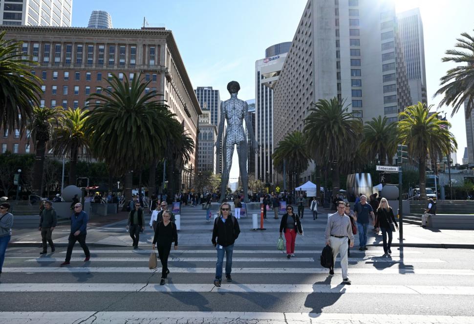 O femeie nud gigantică a apărut într-o piață publică din San Francisco și a iscat un val de revoltă 964651